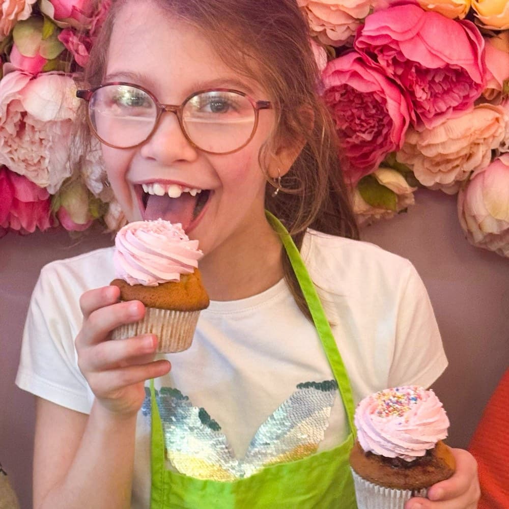 Petite fille fière de son cupcake