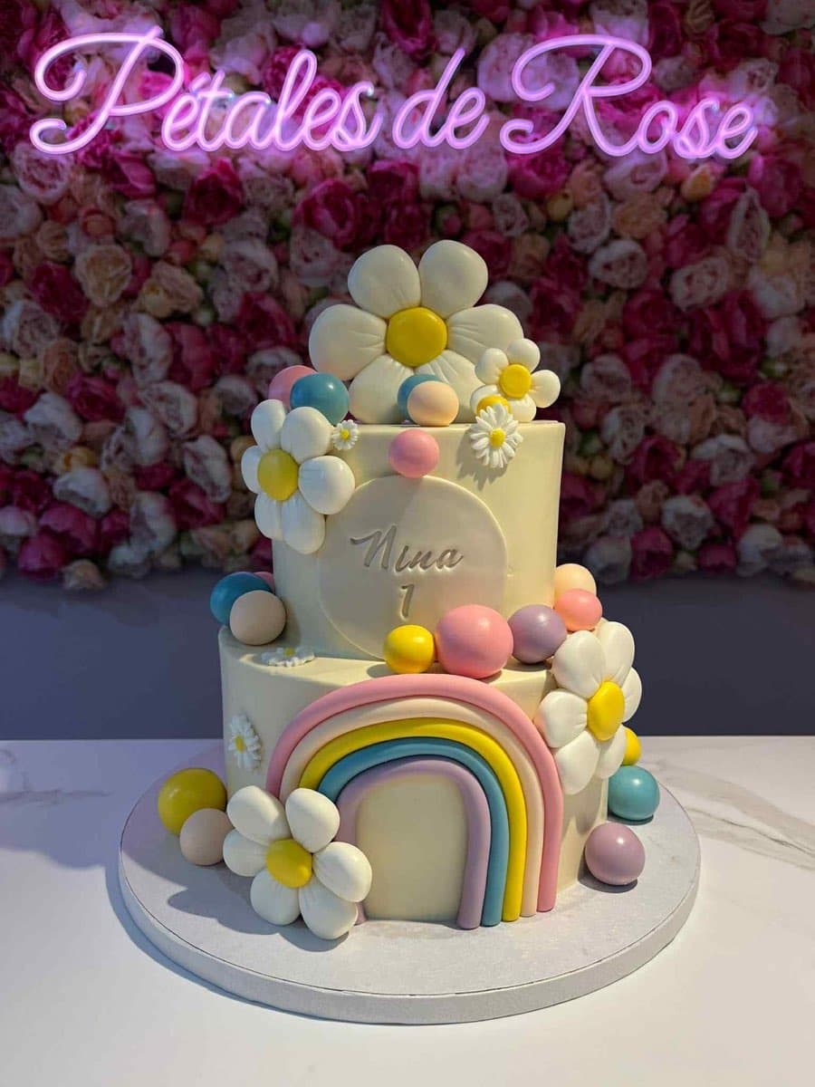 Cake design floral avec arc-en-ciel