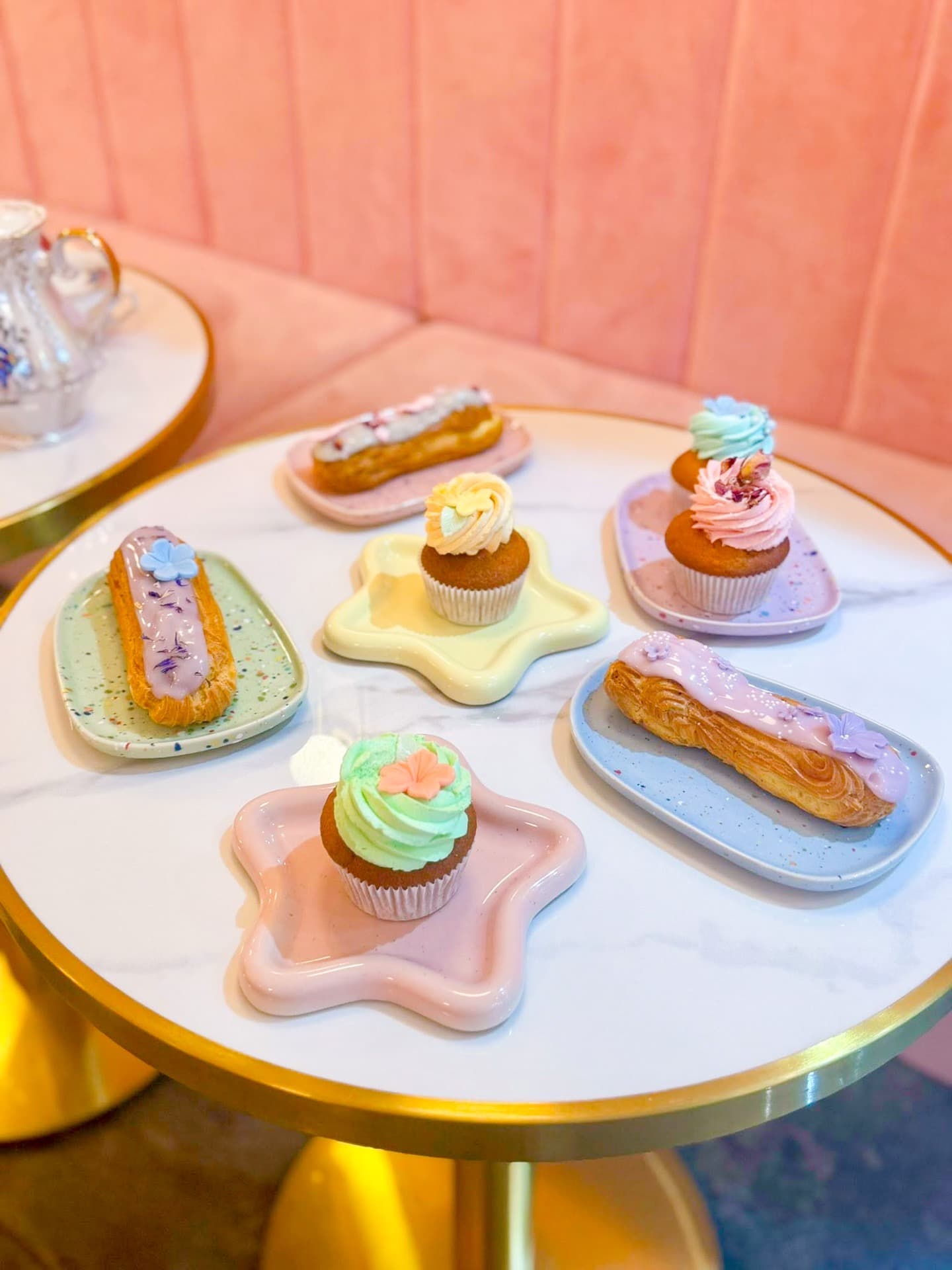 Pâtisseries personnalisées — éclairs et cupcakes décorés en pastel